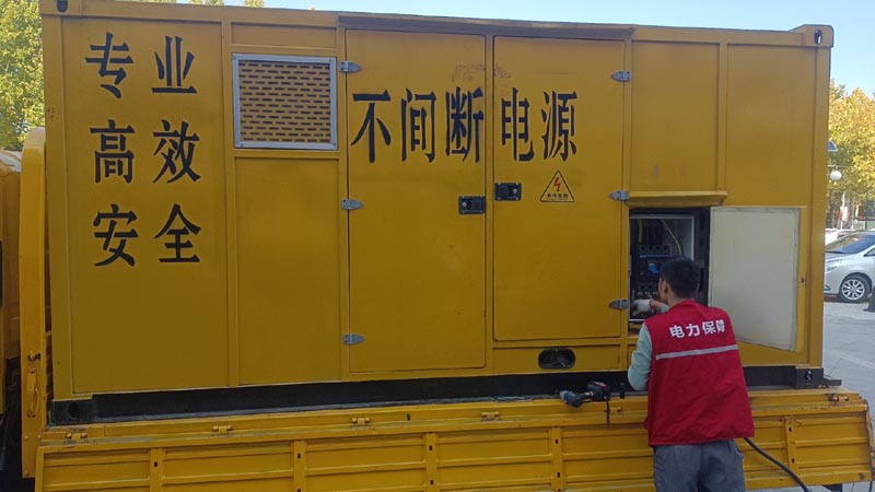 四方台柴油发电机组和UPS电源配合使用时，如何避免切换过程中的电力中断？